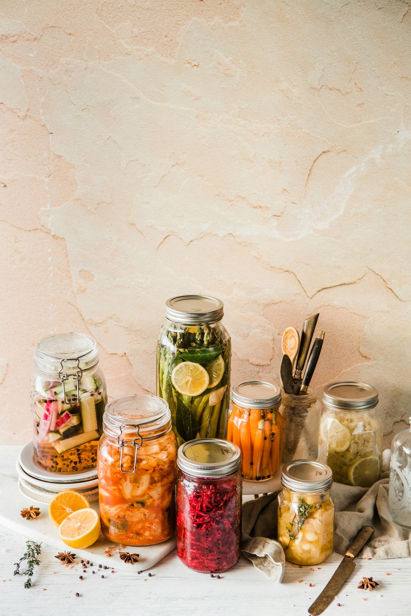 Potes de vidro com alimentos fermentados, ricos em probióticos