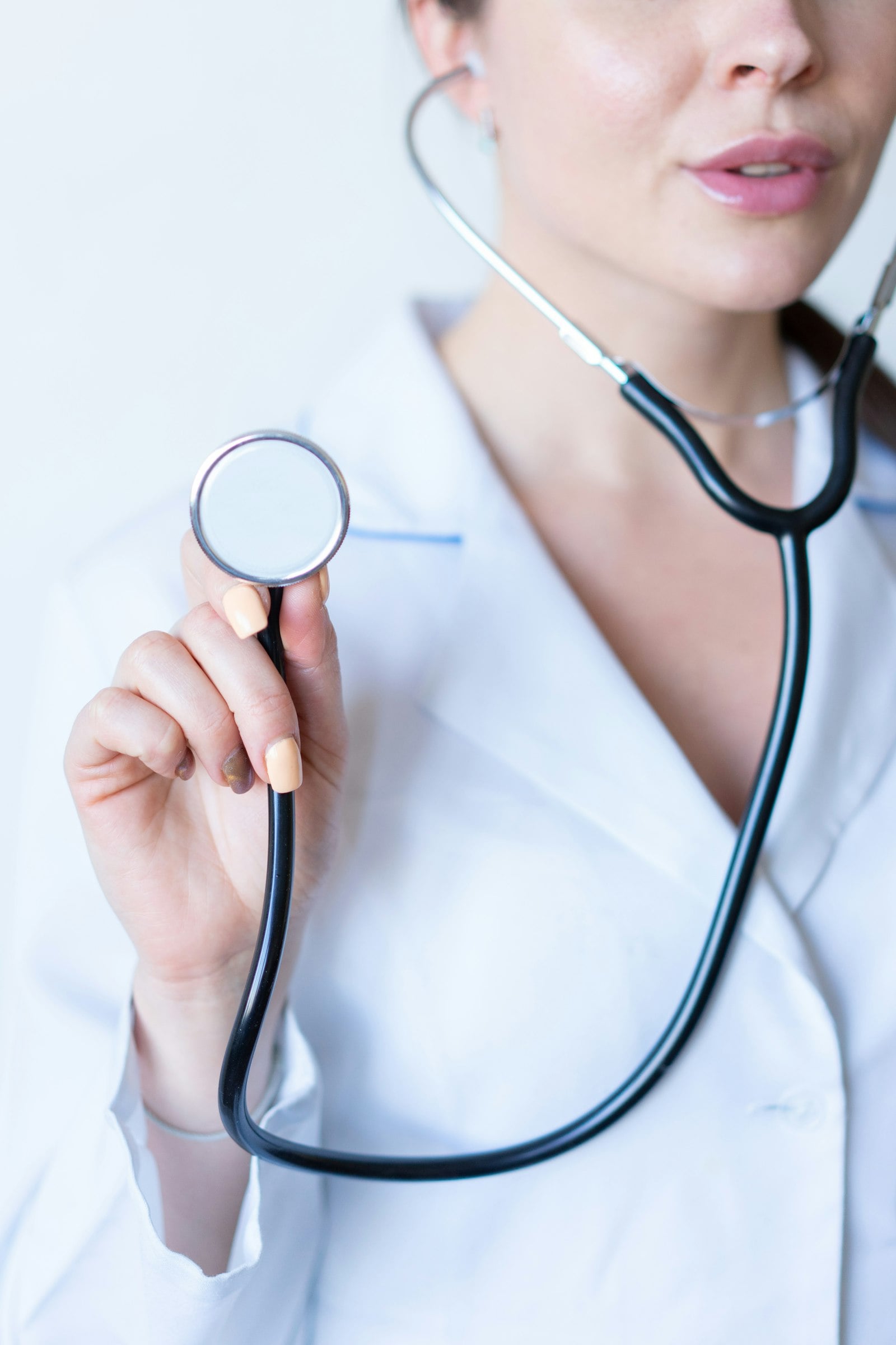 Médica segurando um estetoscópio