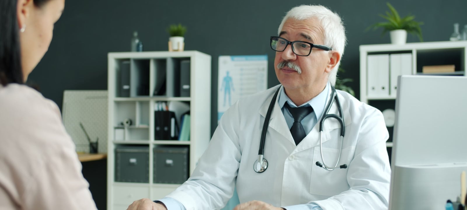Consulta médica de rotina, conversa entre médico e paciente